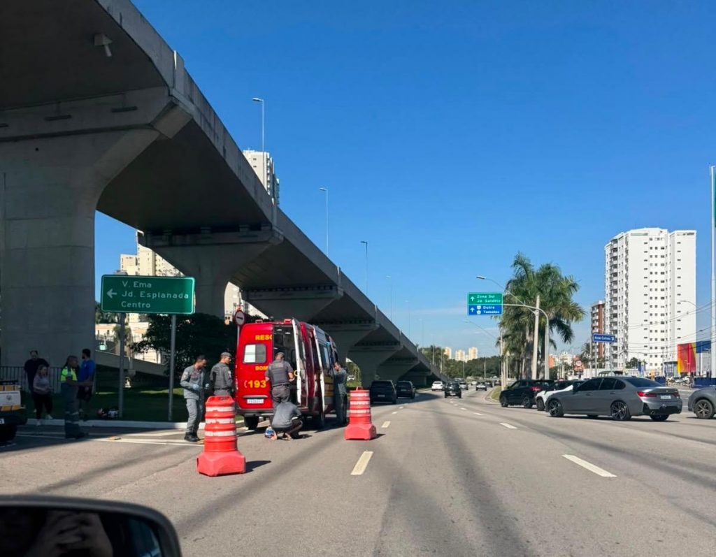 Acidente próximo à ponte estaiada deixa motociclista ferida