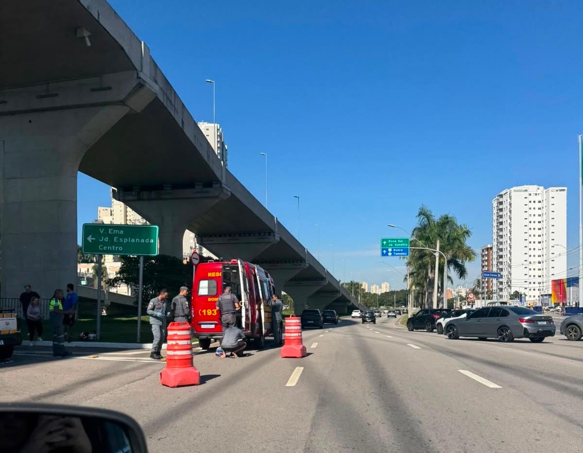 Acidente próximo à ponte estaiada deixa motociclista ferida