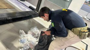 Apreensão de medicamentos na Via Dutra em Pindamonhangaba