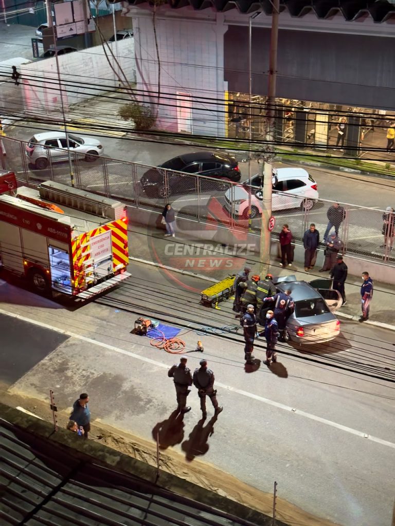 Motorista fica preso às ferragens após carro atingir poste na avenida Rui Barbosa, em São José dos Campos