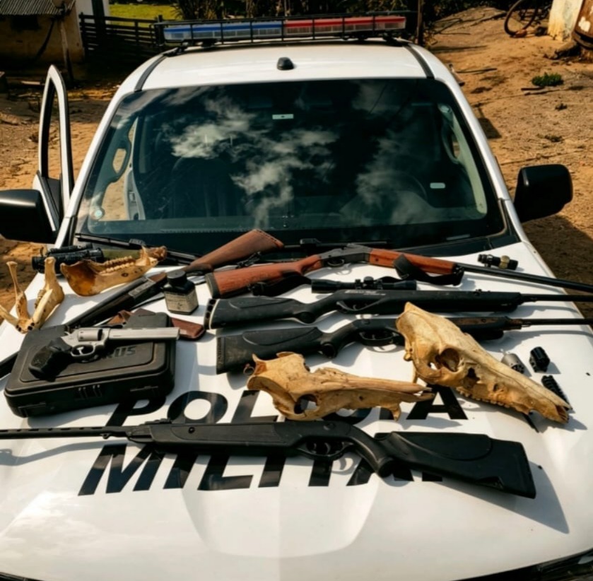 Morador de Aparecida é autuado por maus-tratos a aves e posse irregular de arma