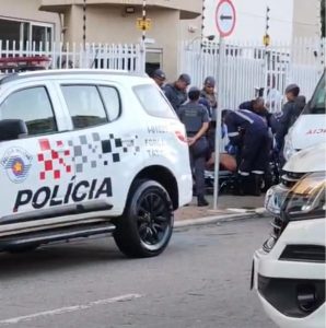 Homem em surto psicológico mobiliza SAMU em São José
