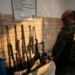 Morador de Aparecida é autuado por maus-tratos a aves e posse irregular de arma
