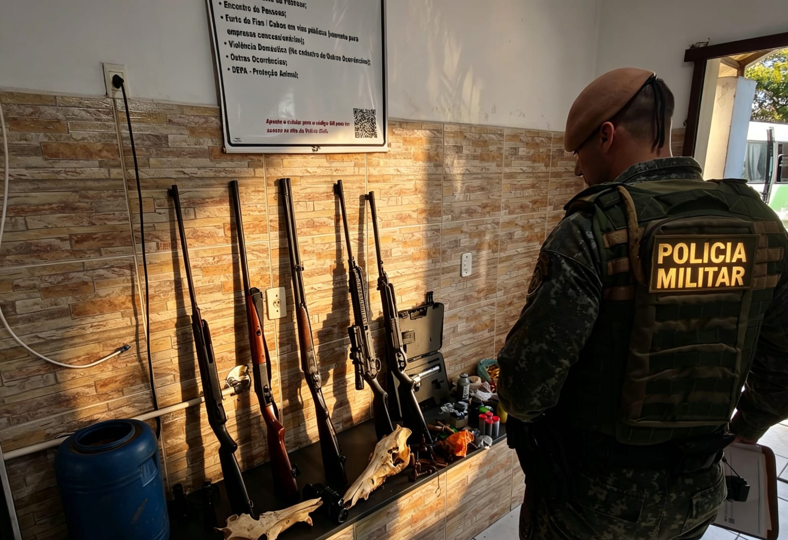 Morador de Aparecida é autuado por maus-tratos a aves e posse irregular de arma