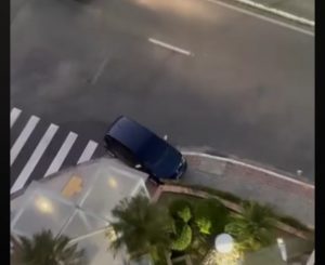 Carro desgovernado no Jardim Aquarius atinge muro de prédio