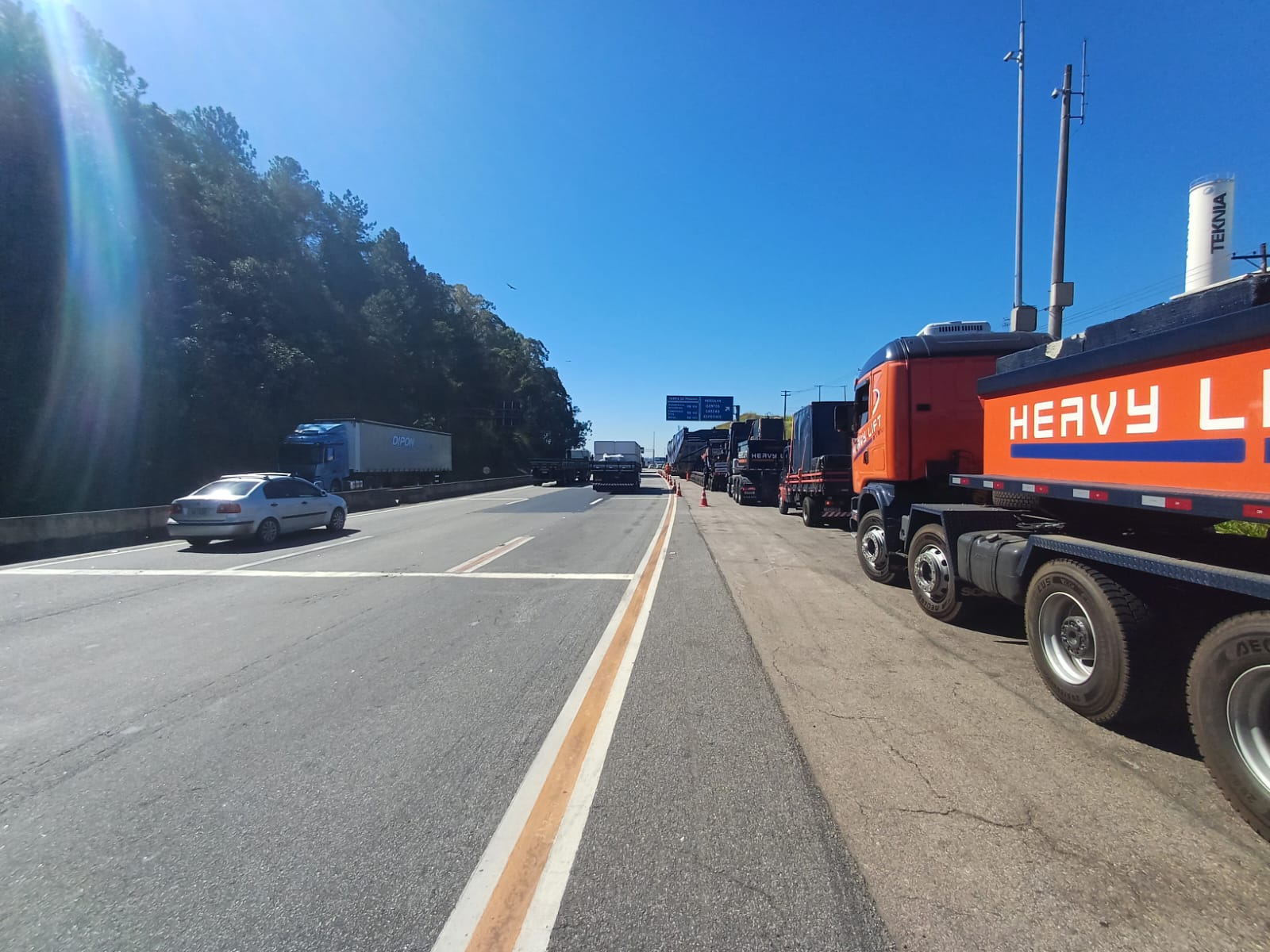 Carga de 645 toneladas na Via Dutra retoma viagem