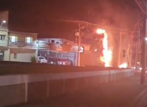 Balão cai sobre rede elétrica, provoca incêndio e mobiliza Bombeiros em São José dos Campos