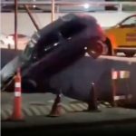 Carro invade concessionária após motorista perder o controle na avenida João Marson, em São José dos Campos