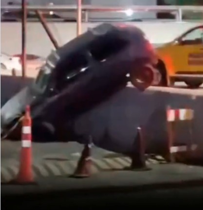 Carro invade concessionária após motorista perder o controle na avenida João Marson, em São José dos Campos