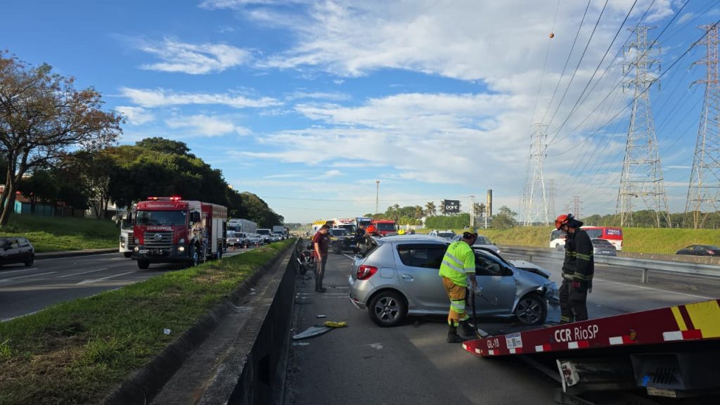 Carro capota na Via Dutra em São José dos Campos e mobiliza equipes de resgate