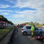 Carro capota na Via Dutra em São José dos Campos e mobiliza equipes de resgate