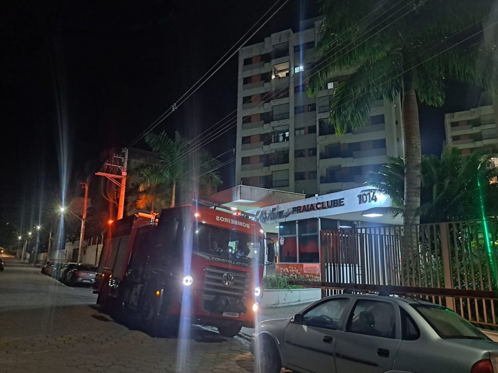 Mulher fica presa em elevador de prédio e é resgatada pelos Bombeiros em Caraguá