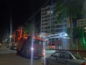 Mulher fica presa em elevador de prédio e é resgatada pelos Bombeiros em Caraguá