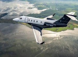 Embraer lança novo Phenom 300EV com sistema que faz pouso automático em emergências