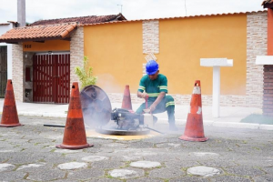 Sabesp inicia testes com fumaça para identificar ligações irregulares de esgoto em São Sebastião