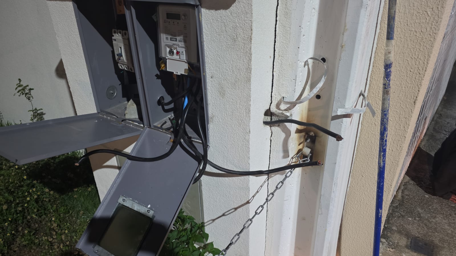 Dupla é presa em flagrante por furto de fios de cobre na rua Santa Clara, na Vila Adyana