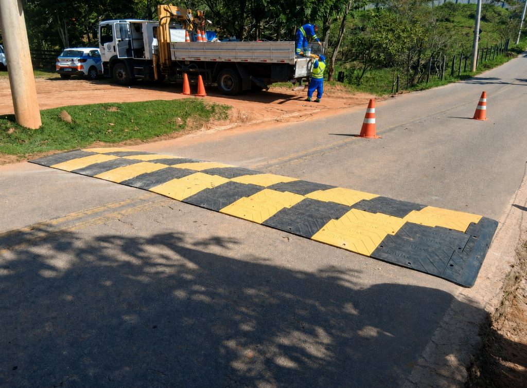 Primeira lombada de polímero da cidade começou a ser testada na região norte