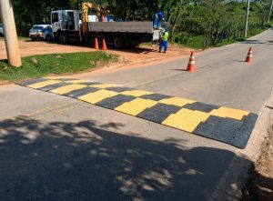 Primeira lombada de polímero da cidade começou a ser testada na região norte