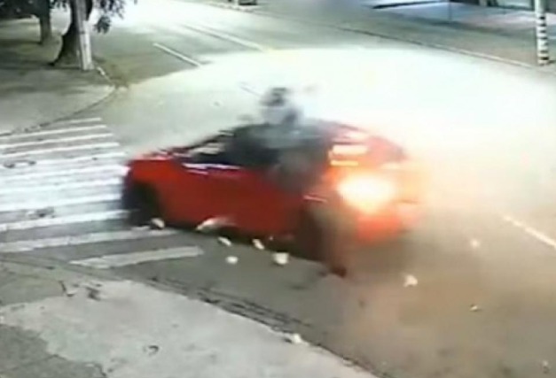 Motociclista sem habilitação é arremessado após bater em carro durante ultrapassagem proibida em São José dos Campos