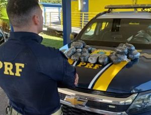 PRF encontra 21 kg de haxixe escondidos em portas de carro na Dutra; motorista é preso