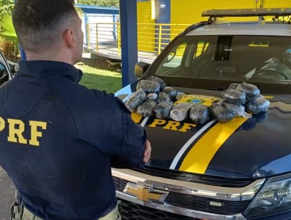 PRF encontra 21 kg de haxixe escondidos em portas de carro na Dutra; motorista é preso
