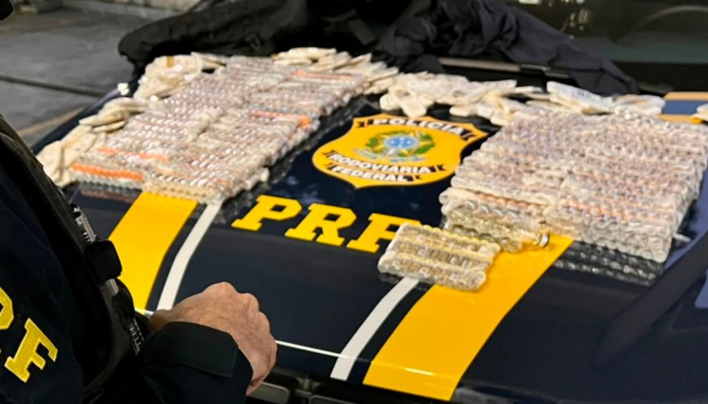 PRF prende mulher com 1.510 ampolas de medicamentos proibidos na Via Dutra, em Caçapava