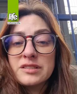 Professora que teve copo com vidro emociona ao dizer que quer voltar às salas de aula: "Gosto muito dos meus alunos"