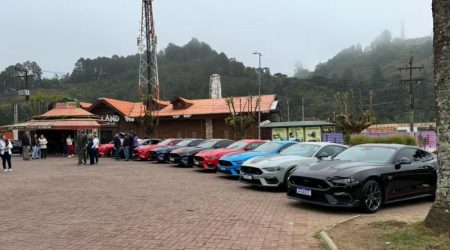 Encontro de Mustangs arrecada brinquedos para o Dia das Crianças em Campos do Jordão