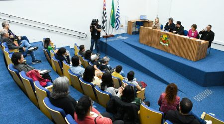 População, protetores e representantes de entidades participaram de discussão sobre desafios e investimentos na área. Foto: Flávio Pereira/CMSJC