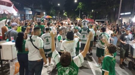Torcida do Palmeiras comemora 27º título do Paulistão na Avenida Nove de Julho, que teve trecho interditado