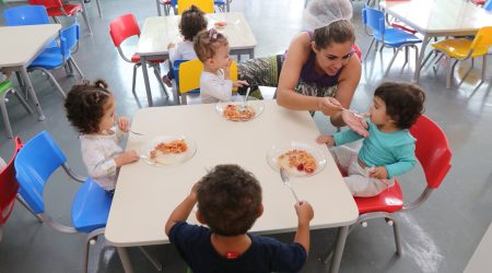 PAT de Jacareí oferece 50 vagas para Auxiliar de Desenvolvimento Infantil com inscrições presenciais.