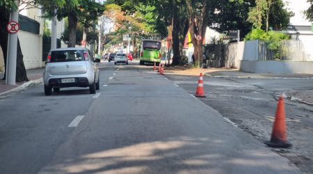 Abandono de obra causa perigo para motoristas na avenida São João