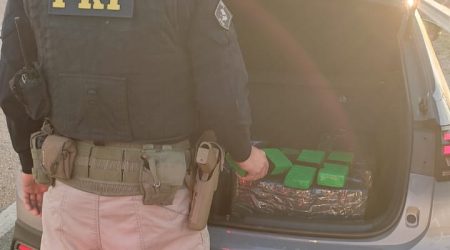 Abordagem na Dutra acha 200 kg de maconha em carro clonado