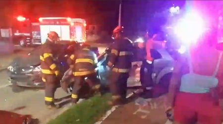 Acidente deixa dois feridos na avenida Tancredo Neves em São José