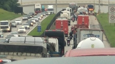 Acidente deixa motociclista morto na Via Dutra em São José dos Campos nesta manhã