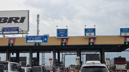 Acidente entre caminhões bloqueia a Via Dutra em Pindamonhangaba