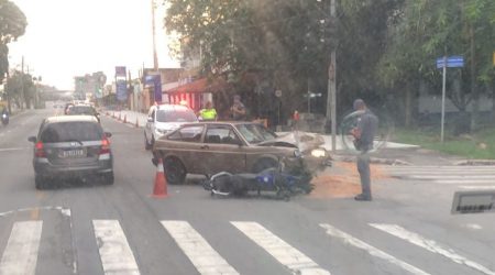 Acidente entre carro e moto deixa motociclista com múltiplas fraturas no centro