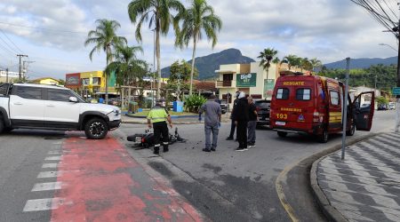 Acidente entre carro e moto deixa motociclista ferido no centro de Caraguá