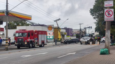 Acidente envolvendo dois carros atinge poste e complica trânsito na av. Juscelino Kubitschek