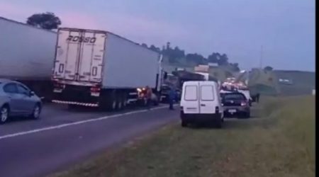 Acidente na Dutra deixa trânsito intenso nesta manhã entre Caçapava e Taubaté