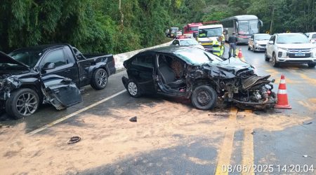 Acidente na Rodovia Floriano deixa dois feridos em Santo Antônio do Pinhal