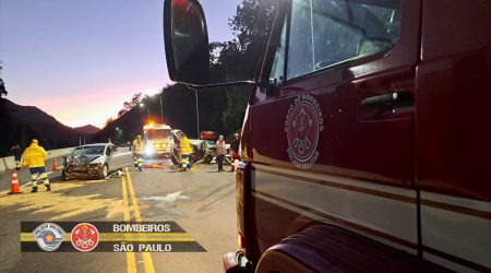 Acidente na Tamoios deixa dois feridos em Caraguá neste domingo