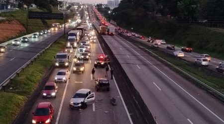 Acidente na Via Dutra complica trânsito em São José dos Campos