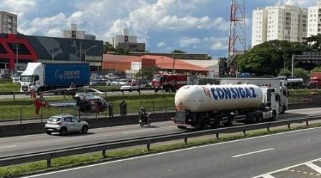 Acidente na Via Dutra em São José dos Campos deixa feridos em colisão entre caminhão e ônibus