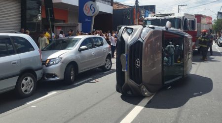 Acidentes com carros tombados no centro e Aquarius em São José