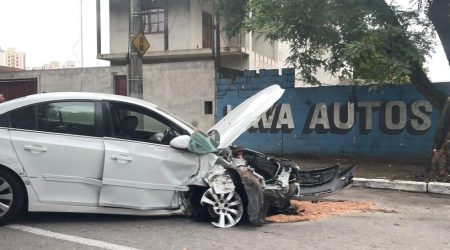 Adolescentes batem carro furtado no Parque Industrial