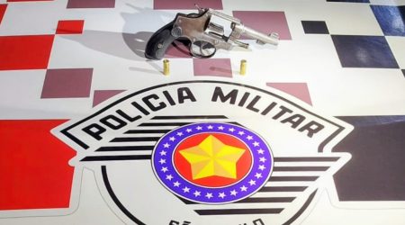 Após disparos em frente à adega, um é preso por porte ilegal e outro por desacato