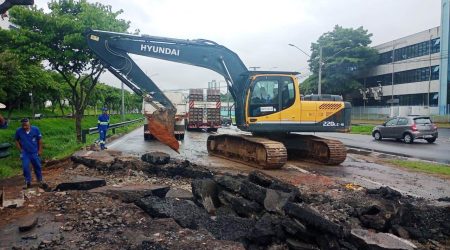 Avenida Mário Covas passa por interdição para obra de drenagem em uma pista