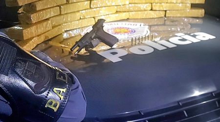 Baep prende dupla com pistola e 33 tijolos de maconha