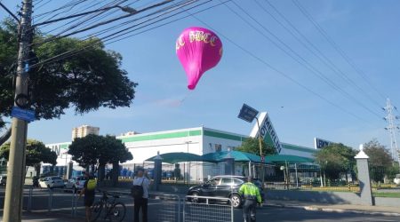 Balão cai na Avenida Andrômeda e causa tumulto